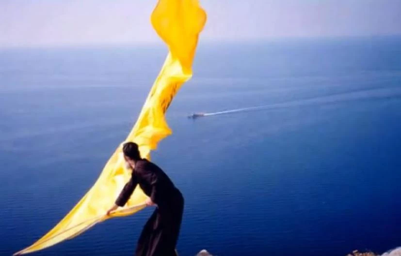 Ο μοναχός Ιωσήφ ευλογεί με τη σημαία τους Ικάρους και τους ναυτικούς – Τα συγκινητικά βίντεο